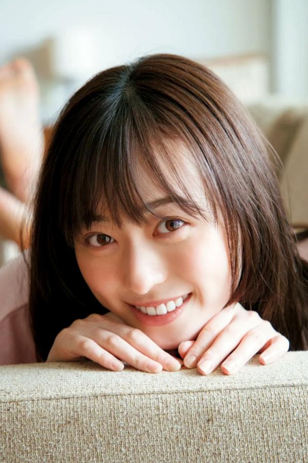 福原遥  福原遥《gift》写真：日系清新治愈系户外草地泳池美照第26张图片