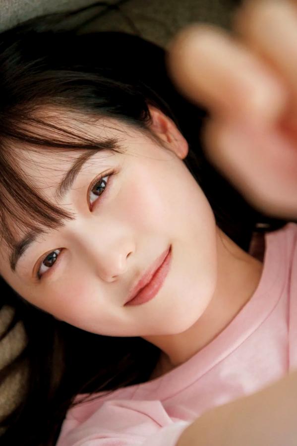 福原遥  福原遥《gift》写真：日系清新治愈系户外草地泳池美照第27张图片