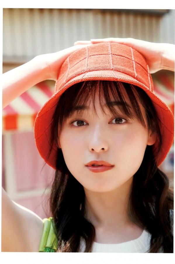 福原遥  福原遥《gift》写真：日系清新治愈系户外草地泳池美照第33张图片