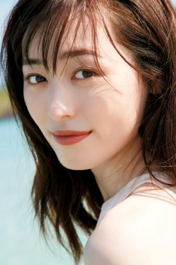 福原遥  福原遥《gift》写真：日系清新治愈系户外草地泳池美照第42张图片