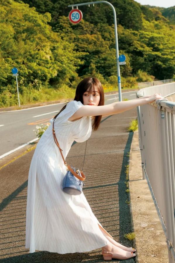 福原遥  福原遥《gift》写真：日系清新治愈系户外草地泳池美照第51张图片