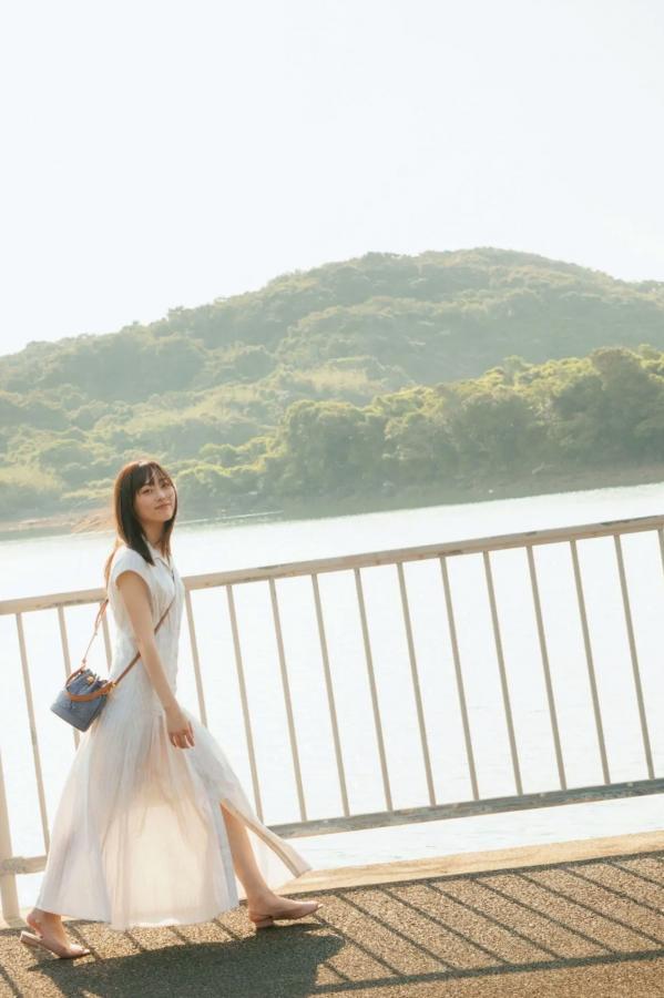 福原遥  福原遥《gift》写真：日系清新治愈系户外草地泳池美照第52张图片