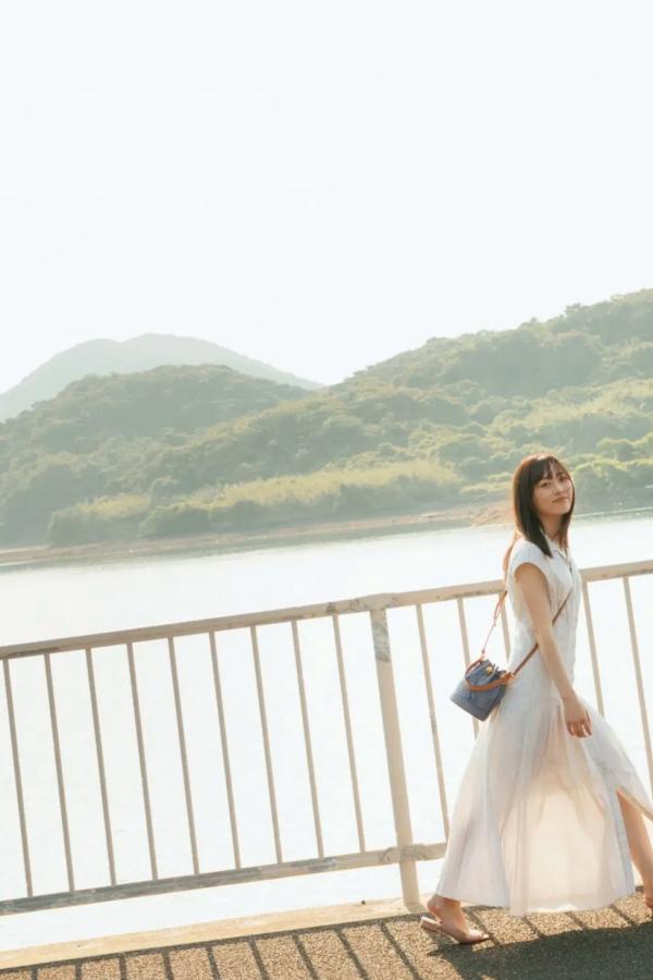 福原遥  福原遥《gift》写真：日系清新治愈系户外草地泳池美照第53张图片