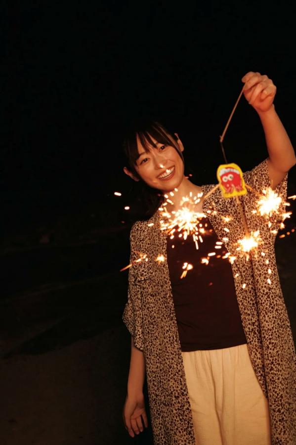 福原遥  福原遥《gift》写真：日系清新治愈系户外草地泳池美照第57张图片