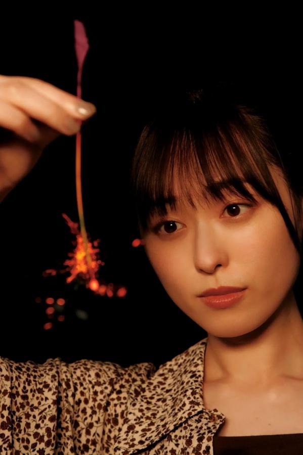 福原遥  福原遥《gift》写真：日系清新治愈系户外草地泳池美照第58张图片