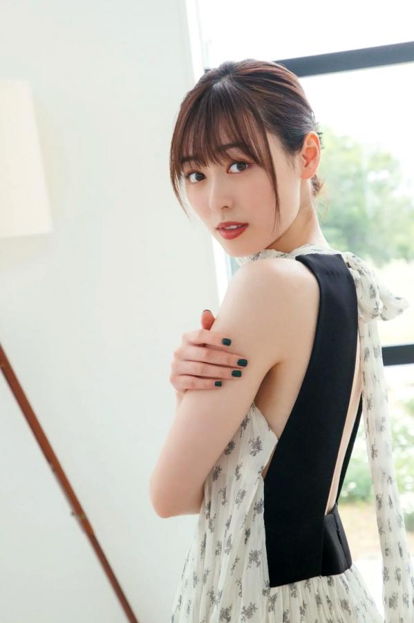 福原遥  福原遥《gift》写真：日系清新治愈系户外草地泳池美照第67张图片