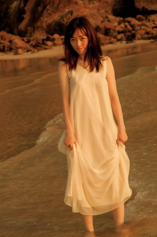 福原遥  福原遥《gift》写真：日系清新治愈系户外草地泳池美照第72张图片