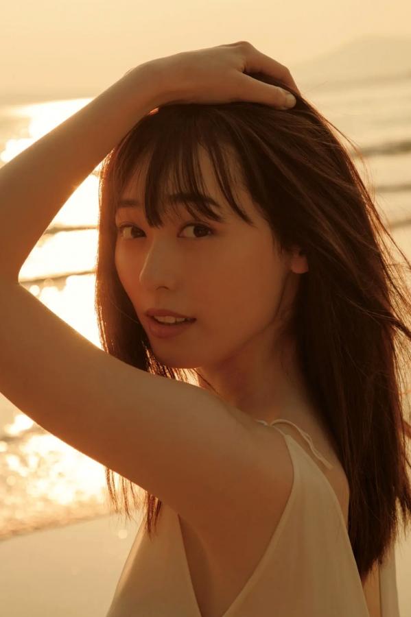 福原遥  福原遥《gift》写真：日系清新治愈系户外草地泳池美照第73张图片