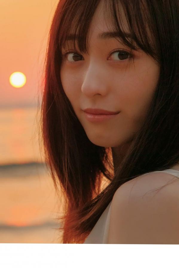 福原遥  福原遥《gift》写真：日系清新治愈系户外草地泳池美照第74张图片