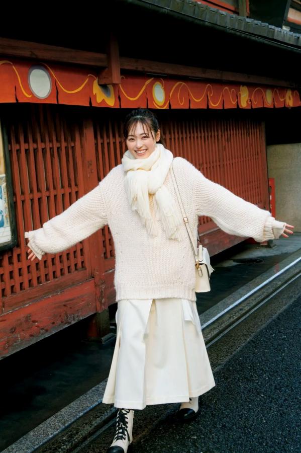 福原遥  福原遥《gift》写真：日系清新治愈系户外草地泳池美照第81张图片