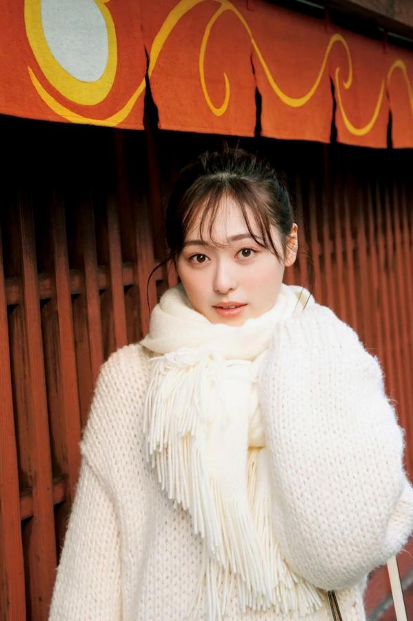 福原遥  福原遥《gift》写真：日系清新治愈系户外草地泳池美照第82张图片
