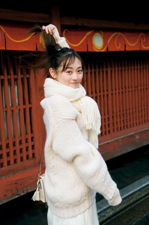 福原遥  福原遥《gift》写真：日系清新治愈系户外草地泳池美照第84张图片