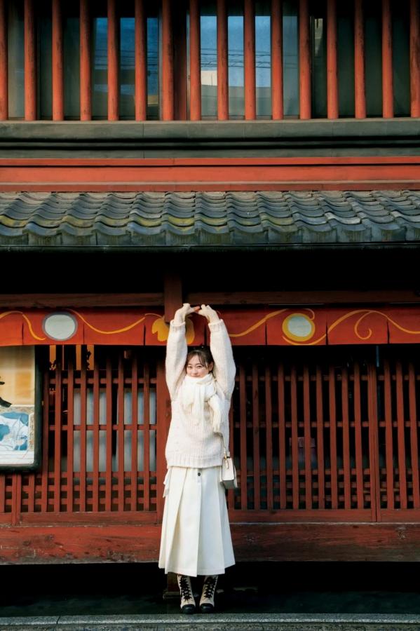 福原遥  福原遥《gift》写真：日系清新治愈系户外草地泳池美照第85张图片