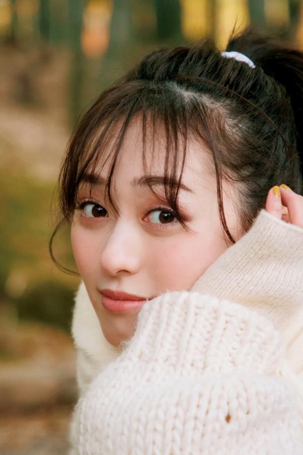 福原遥  福原遥《gift》写真：日系清新治愈系户外草地泳池美照第95张图片