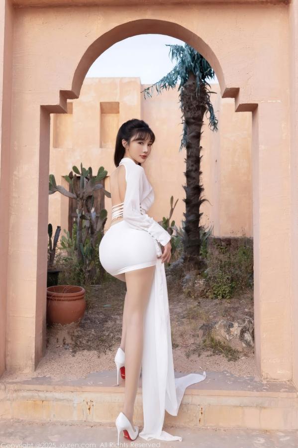 陆萱萱 萱萱Cecilia 《XiuRen秀人网-11100-陆萱萱-白色套装诱人肉色丝袜-室内私房性感美腿写真-2025.12.11》第13张图片