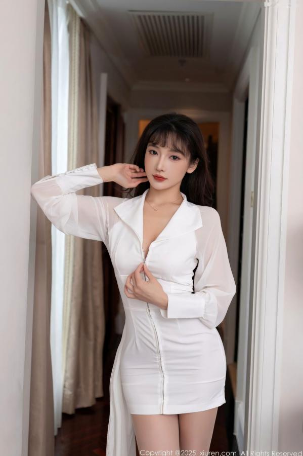 陆萱萱 萱萱Cecilia 《XiuRen秀人网-11100-陆萱萱-白色套装诱人肉色丝袜-室内私房性感美腿写真-2025.12.11》第17张图片