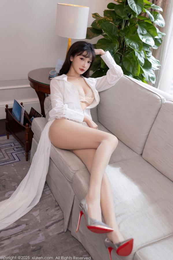 陆萱萱 萱萱Cecilia 《XiuRen秀人网-11100-陆萱萱-白色套装诱人肉色丝袜-室内私房性感美腿写真-2025.12.11》第31张图片