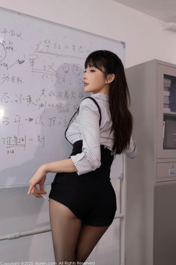 陆萱萱 萱萱Cecilia 《XiuRen秀人网-11070-陆萱萱-办公室内OL短裙黑丝-2025.12.04》性感制服内衣魅惑美腿写真第9张图片