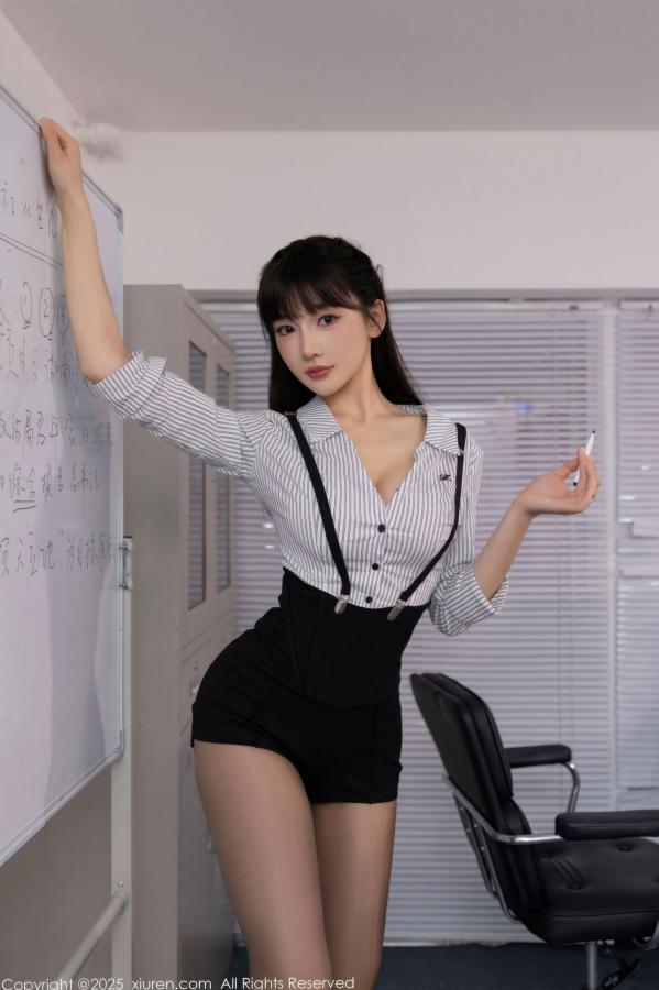 陆萱萱 萱萱Cecilia 《XiuRen秀人网-11070-陆萱萱-办公室内OL短裙黑丝-2025.12.04》性感制服内衣魅惑美腿写真第10张图片