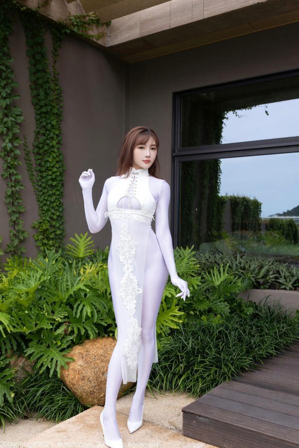 陆萱萱 萱萱Cecilia  XiuRen秀人网 陆萱萱 纯欲白丝连体旗袍 户外与室内私房性感美臀诱惑写真第3张图片