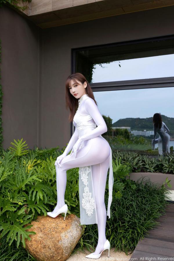 陆萱萱 萱萱Cecilia  XiuRen秀人网 陆萱萱 纯欲白丝连体旗袍 户外与室内私房性感美臀诱惑写真第4张图片