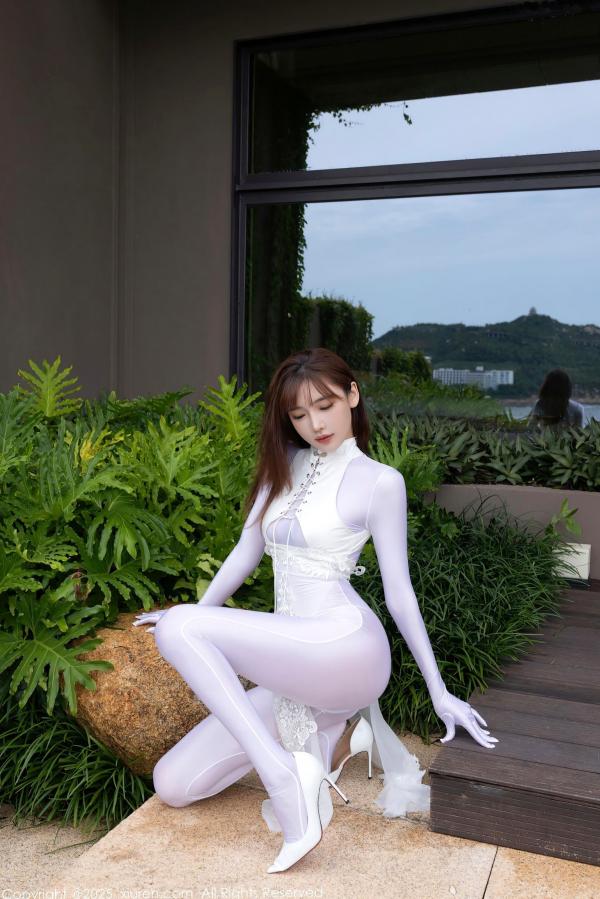 陆萱萱 萱萱Cecilia  XiuRen秀人网 陆萱萱 纯欲白丝连体旗袍 户外与室内私房性感美臀诱惑写真第5张图片