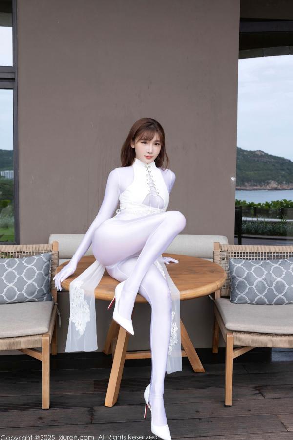 陆萱萱 萱萱Cecilia  XiuRen秀人网 陆萱萱 纯欲白丝连体旗袍 户外与室内私房性感美臀诱惑写真第16张图片
