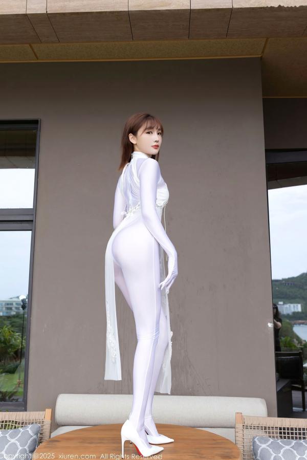 陆萱萱 萱萱Cecilia  XiuRen秀人网 陆萱萱 纯欲白丝连体旗袍 户外与室内私房性感美臀诱惑写真第18张图片