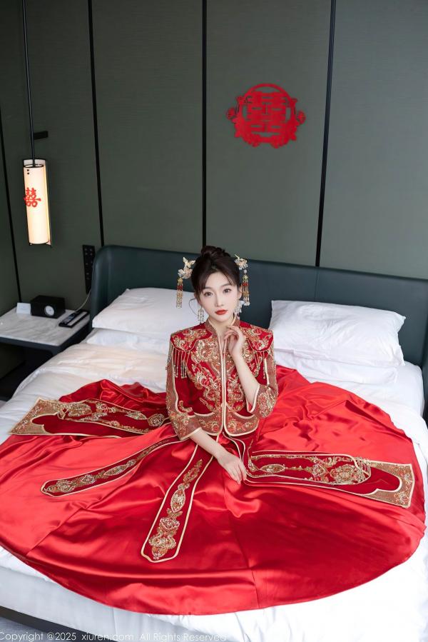 陆萱萱 萱萱Cecilia  XiuRen秀人网9770陆萱萱：中式复古红嫁衣新娘装，温婉气质与私房性感诱惑，绝美大尺度写真，2025.01.16第1张图片
