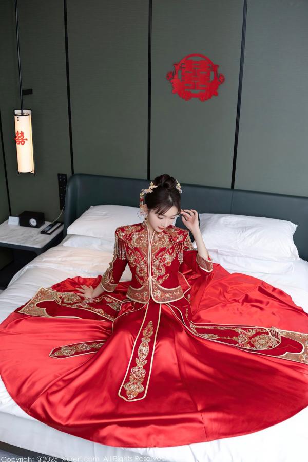 陆萱萱 萱萱Cecilia  XiuRen秀人网9770陆萱萱：中式复古红嫁衣新娘装，温婉气质与私房性感诱惑，绝美大尺度写真，2025.01.16第2张图片