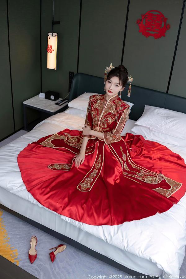 陆萱萱 萱萱Cecilia  XiuRen秀人网9770陆萱萱：中式复古红嫁衣新娘装，温婉气质与私房性感诱惑，绝美大尺度写真，2025.01.16第4张图片