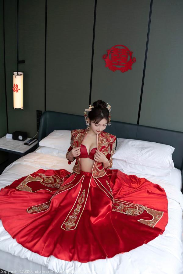 陆萱萱 萱萱Cecilia  XiuRen秀人网9770陆萱萱：中式复古红嫁衣新娘装，温婉气质与私房性感诱惑，绝美大尺度写真，2025.01.16第6张图片