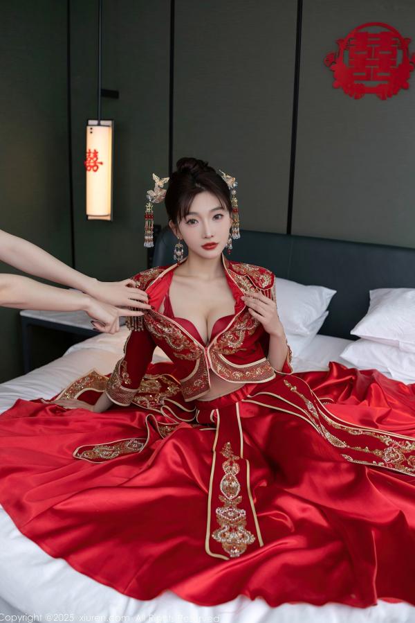 陆萱萱 萱萱Cecilia  XiuRen秀人网9770陆萱萱：中式复古红嫁衣新娘装，温婉气质与私房性感诱惑，绝美大尺度写真，2025.01.16第7张图片