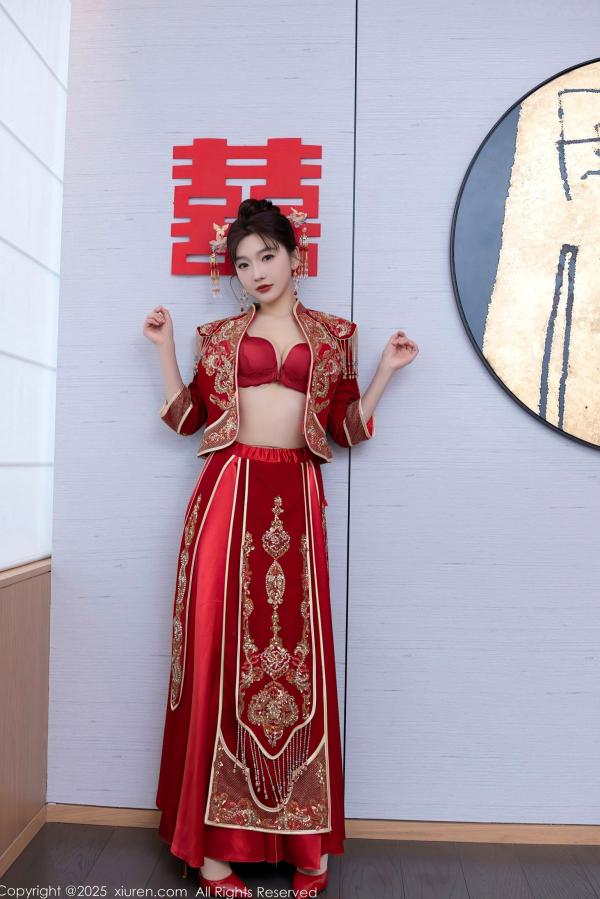 陆萱萱 萱萱Cecilia  XiuRen秀人网9770陆萱萱：中式复古红嫁衣新娘装，温婉气质与私房性感诱惑，绝美大尺度写真，2025.01.16第9张图片