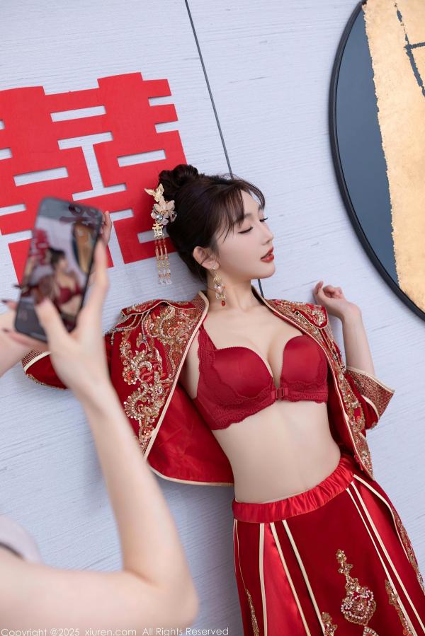 陆萱萱 萱萱Cecilia  XiuRen秀人网9770陆萱萱：中式复古红嫁衣新娘装，温婉气质与私房性感诱惑，绝美大尺度写真，2025.01.16第10张图片