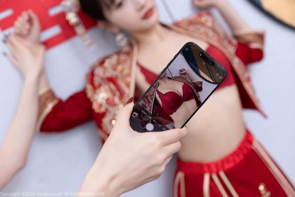 陆萱萱 萱萱Cecilia  XiuRen秀人网9770陆萱萱：中式复古红嫁衣新娘装，温婉气质与私房性感诱惑，绝美大尺度写真，2025.01.16第11张图片