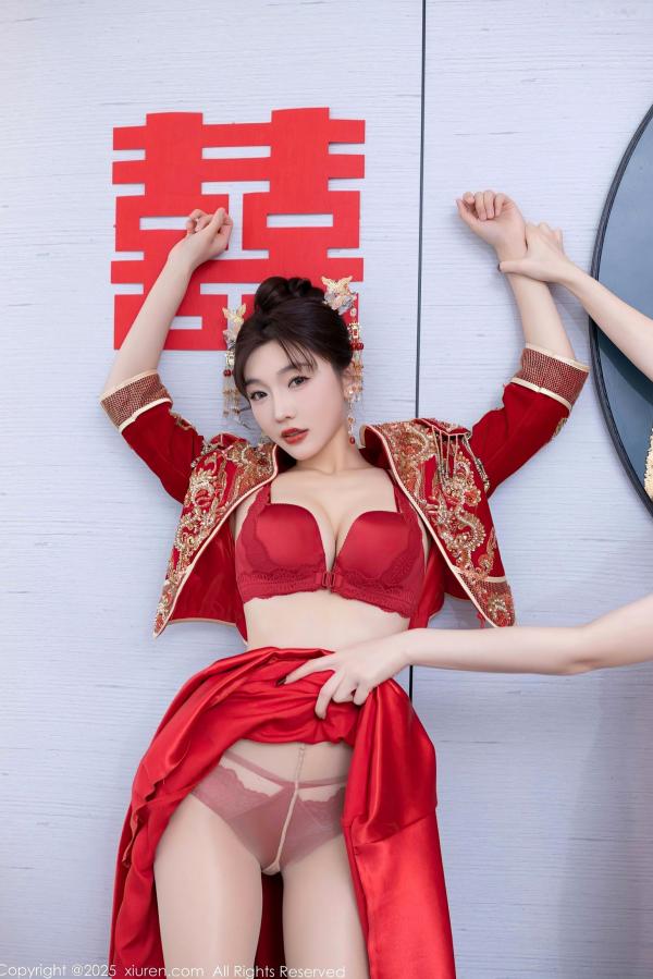 陆萱萱 萱萱Cecilia  XiuRen秀人网9770陆萱萱：中式复古红嫁衣新娘装，温婉气质与私房性感诱惑，绝美大尺度写真，2025.01.16第12张图片