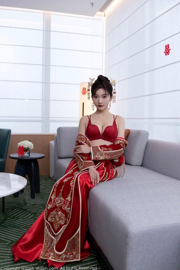 陆萱萱 萱萱Cecilia  XiuRen秀人网9770陆萱萱：中式复古红嫁衣新娘装，温婉气质与私房性感诱惑，绝美大尺度写真，2025.01.16第14张图片