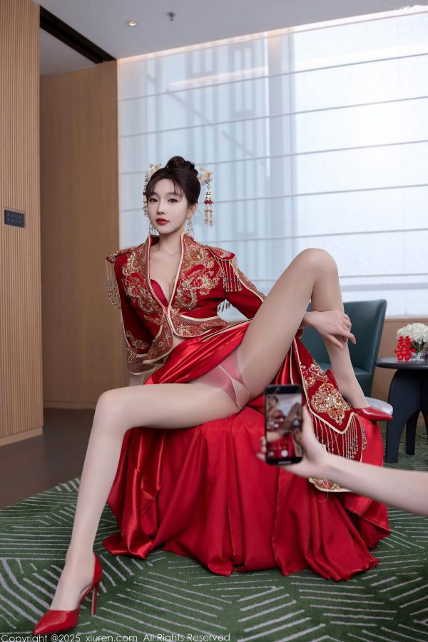 陆萱萱 萱萱Cecilia  XiuRen秀人网9770陆萱萱：中式复古红嫁衣新娘装，温婉气质与私房性感诱惑，绝美大尺度写真，2025.01.16第22张图片