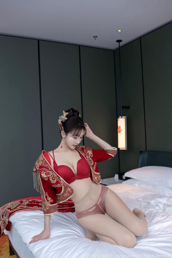 陆萱萱 萱萱Cecilia  XiuRen秀人网9770陆萱萱：中式复古红嫁衣新娘装，温婉气质与私房性感诱惑，绝美大尺度写真，2025.01.16第36张图片