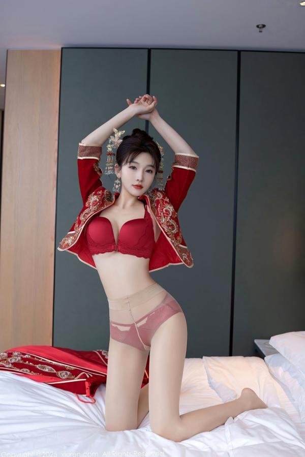 陆萱萱 萱萱Cecilia  XiuRen秀人网9770陆萱萱：中式复古红嫁衣新娘装，温婉气质与私房性感诱惑，绝美大尺度写真，2025.01.16第40张图片