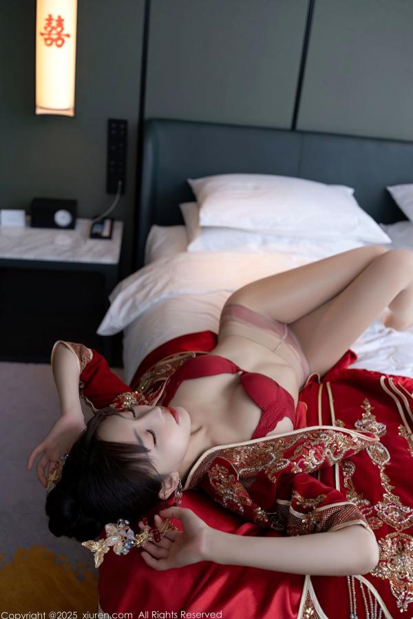 陆萱萱 萱萱Cecilia  XiuRen秀人网9770陆萱萱：中式复古红嫁衣新娘装，温婉气质与私房性感诱惑，绝美大尺度写真，2025.01.16第43张图片