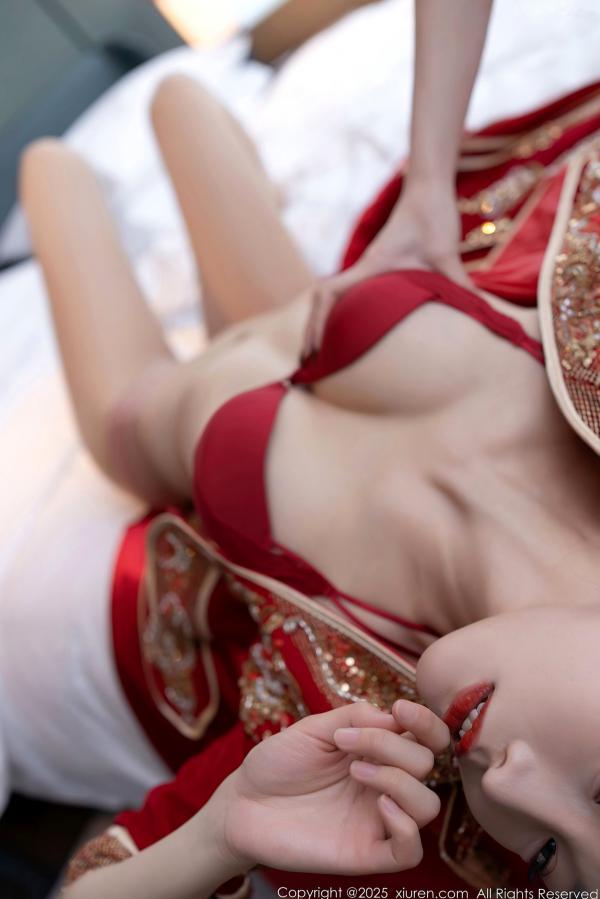 陆萱萱 萱萱Cecilia  XiuRen秀人网9770陆萱萱：中式复古红嫁衣新娘装，温婉气质与私房性感诱惑，绝美大尺度写真，2025.01.16第45张图片