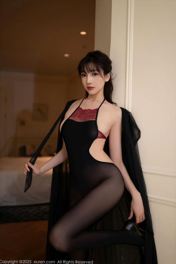 陆萱萱 萱萱Cecilia  XiuRen秀人网-9735-陆萱萱，高端私房唯美写真，大胆连体黑丝爆乳诱惑，展现极致火辣曲线，致命视觉盛宴第5张图片