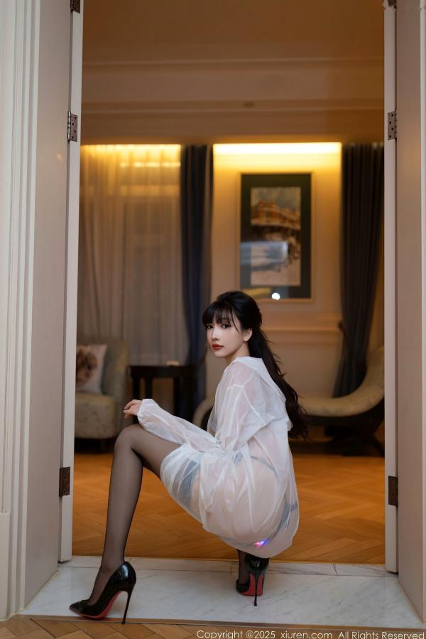 陆萱萱 萱萱Cecilia  XiuRen秀人网-9700-陆萱萱-黑色内衣吊带袜诱惑写真，轻透雨衣披覆尽显冷艳私房美感，修长美腿极尽性感第4张图片