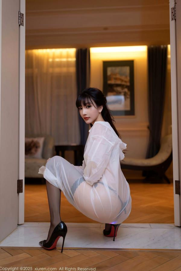 陆萱萱 萱萱Cecilia  XiuRen秀人网-9700-陆萱萱-黑色内衣吊带袜诱惑写真，轻透雨衣披覆尽显冷艳私房美感，修长美腿极尽性感第5张图片
