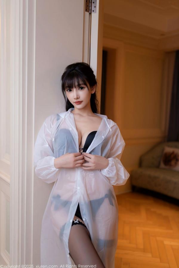 陆萱萱 萱萱Cecilia  XiuRen秀人网-9700-陆萱萱-黑色内衣吊带袜诱惑写真，轻透雨衣披覆尽显冷艳私房美感，修长美腿极尽性感第21张图片