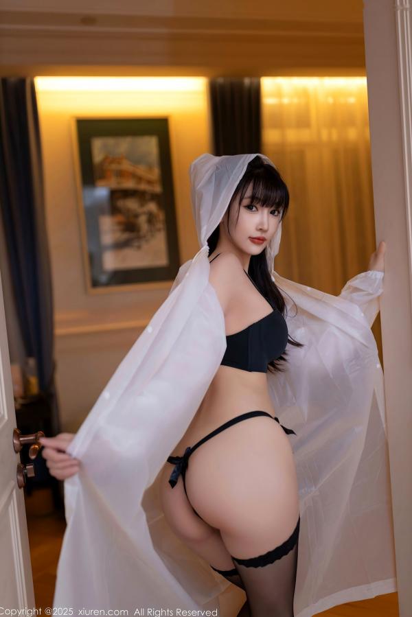 陆萱萱 萱萱Cecilia  XiuRen秀人网-9700-陆萱萱-黑色内衣吊带袜诱惑写真，轻透雨衣披覆尽显冷艳私房美感，修长美腿极尽性感第38张图片