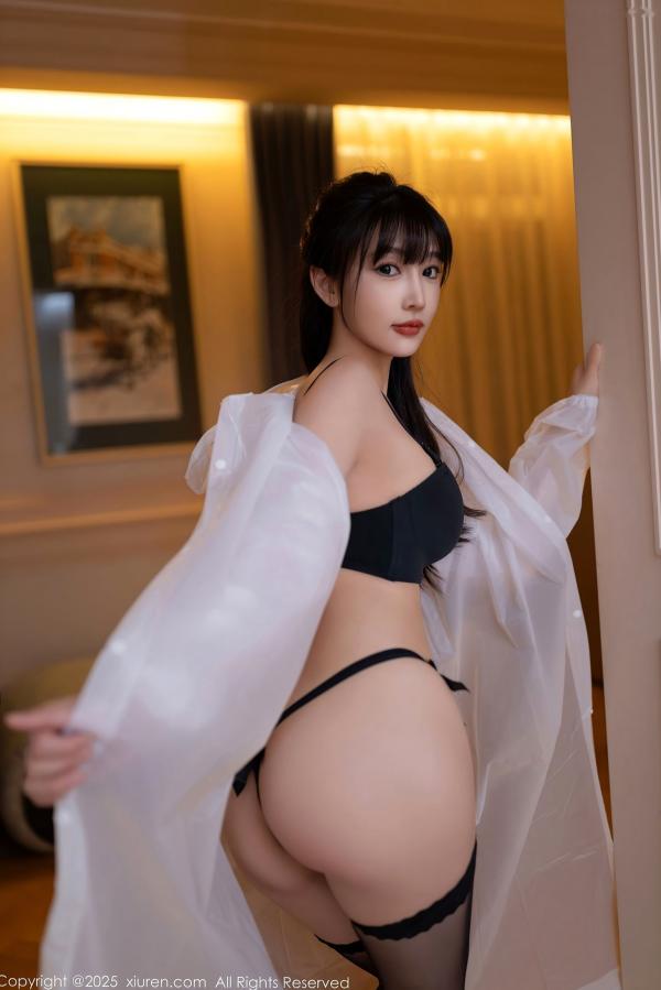 陆萱萱 萱萱Cecilia  XiuRen秀人网-9700-陆萱萱-黑色内衣吊带袜诱惑写真，轻透雨衣披覆尽显冷艳私房美感，修长美腿极尽性感第39张图片