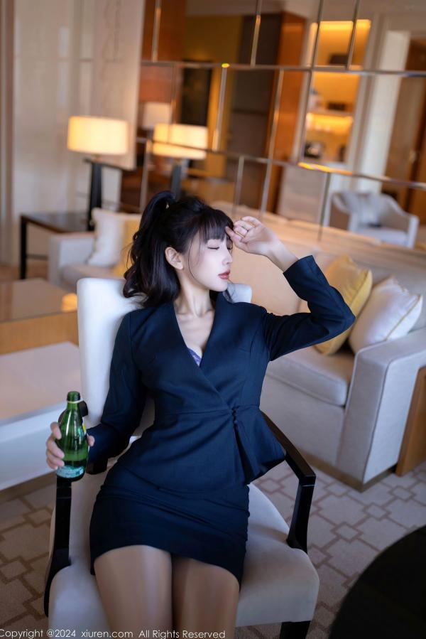 陆萱萱 萱萱Cecilia  秀人网-9263-陆萱萱-OL深蓝制服职场诱惑，蓝色内衣搭配肉丝私房写真，极致迷人御姐气质-2024.10.10第10张图片